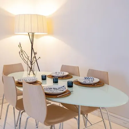 Fab 2br Apt! Just 3 Blocks From Market Square! *